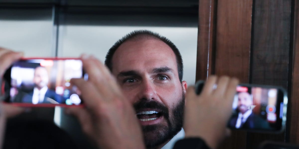 Eduardo Bolsonaro contesta resultado de eleições no Brasil: 'Impossível'