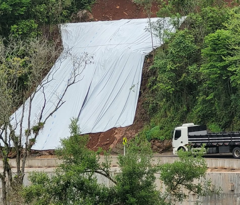 Vídeo: Defesa Civil de Veranópolis alerta para risco de deslizamento na BR-470 e atualiza situação do decreto de emergên