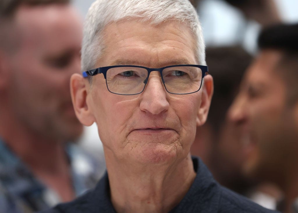 Tim Cook deixa o comando da Apple após 15 anos; veja legado do CEO e desafios do sucessor