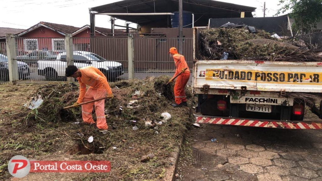 Prefeitura de Foz retira cinco toneladas de entulhos de dois prédios abandonados