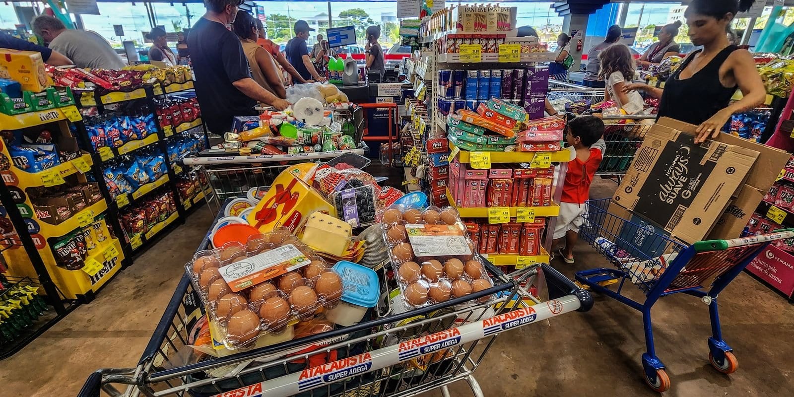 IPCA-15 de Outubro Desacelera para 0,32%, Mas Alimentos Mantêm Pressão Inflacionária