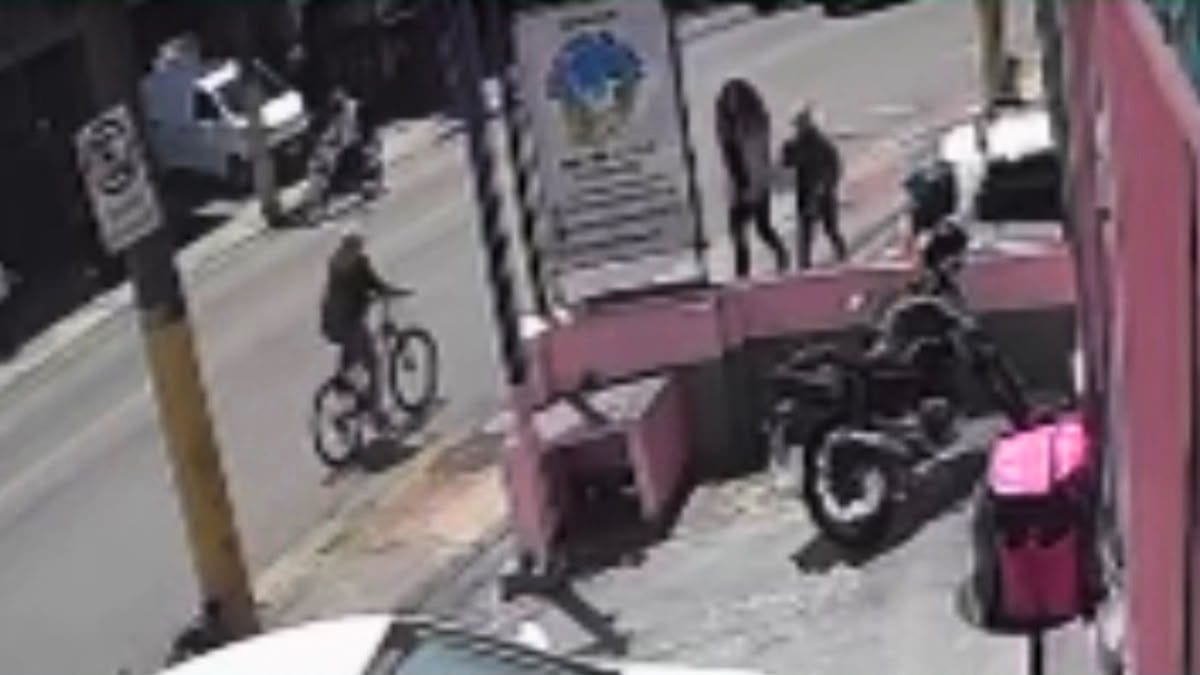 Idoso fica gravemente ferido após bicicleta enroscar em cabo solto na Av. Francisco Monteiro