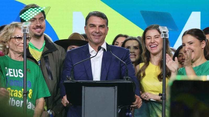 Flávio Bolsonaro é senador do PL e principal rival de Lula nas eleições