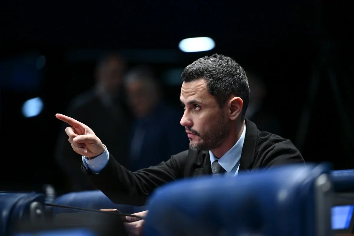 Carona VIP de Cleitinho: do discurso de austeridade aos jatos particulares