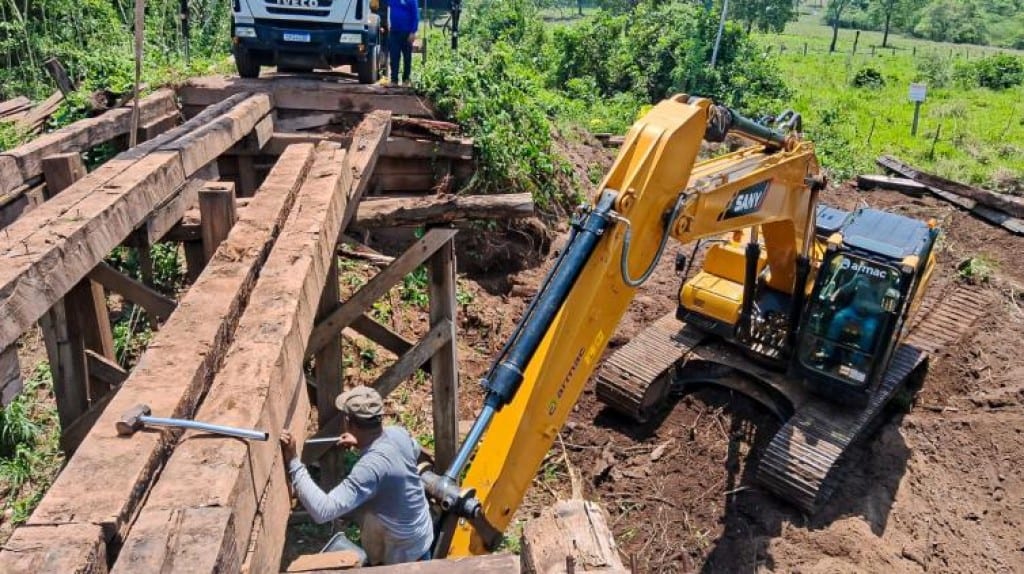 Prefeitura de Cáceres realiza recuperação de ponte de madeira na comunidade Nova Flexa
