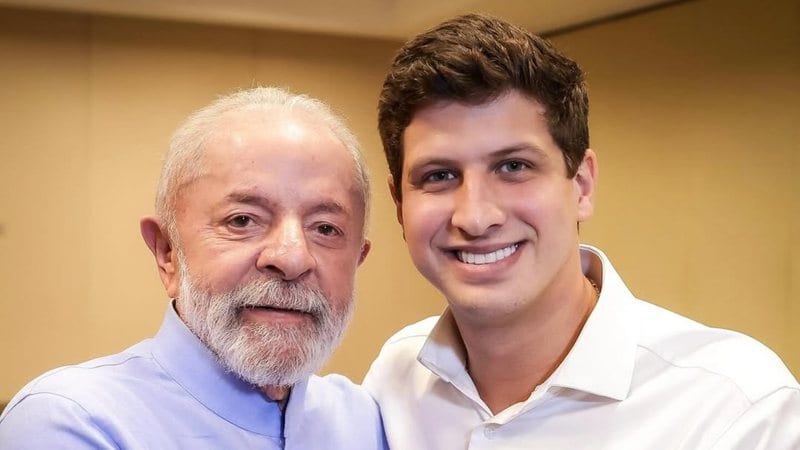 João Campos se compara a Lula em post e mostra imagem ao lado de eleitores
