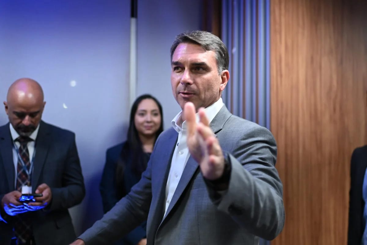 "Exército do Lula": Flávio diz que posts apagados afetaram análise do TSE