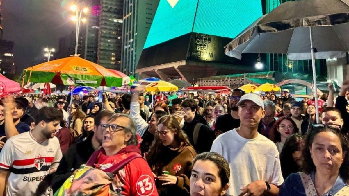 Apoiadores de Lula e Flávio acompanham apuração na Paulista; veja fotos