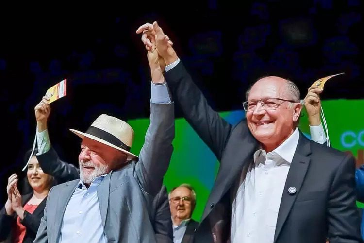 Lula é oficialmente candidato à presidência pela nona vez
