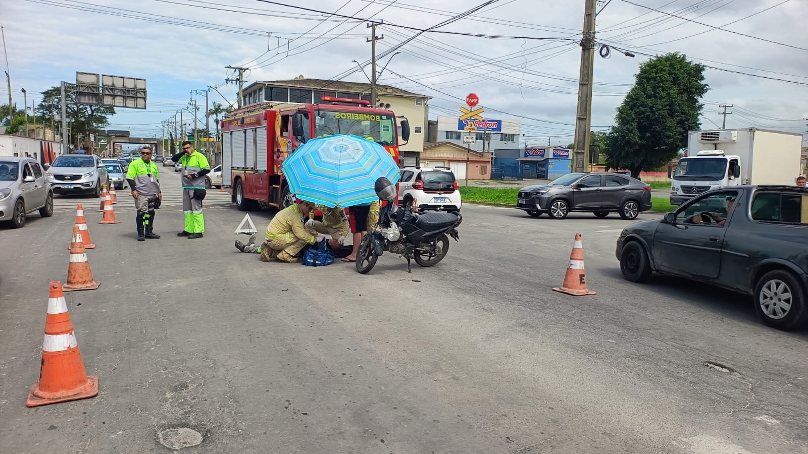 Acidente entre carro e moto deixa ferido na Roque Vernalha após passagem de trem