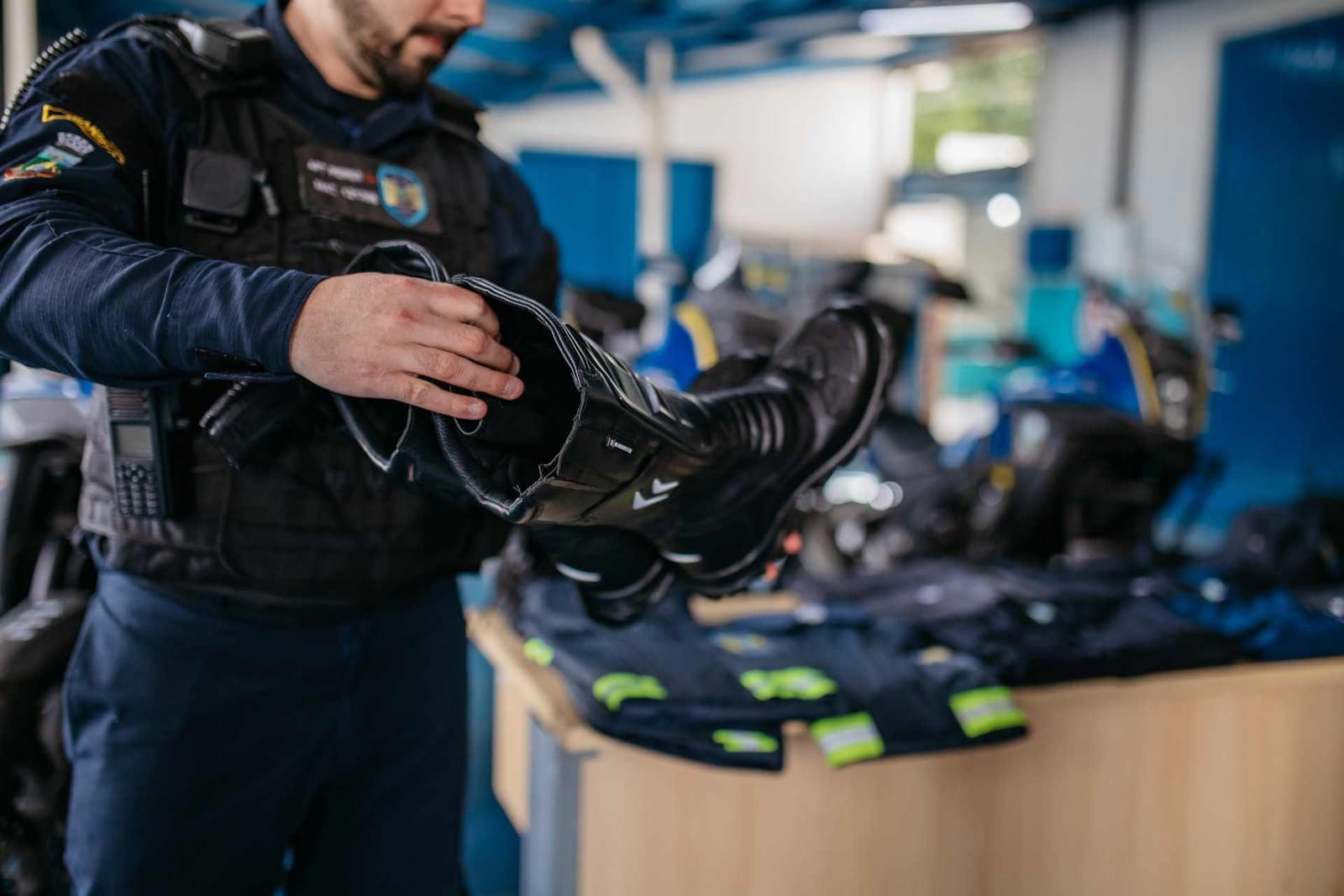 Canoas entrega novos uniformes e equipamentos a agentes de trânsito