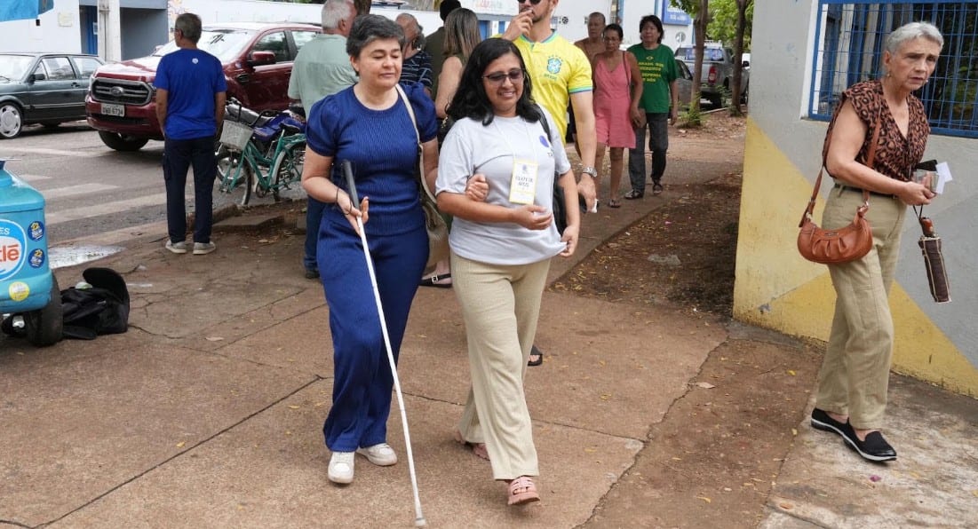 Programa Seu Voto Importa assegura transporte gratuito e inclusão a eleitora com deficiência visual em Palmas