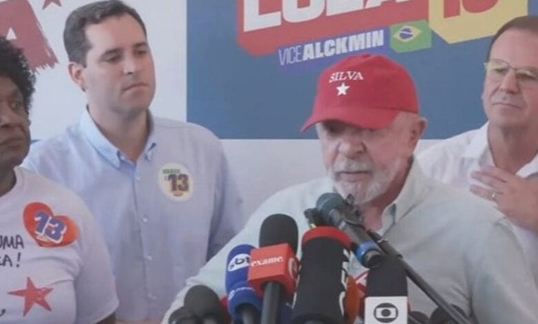Em ato em Copacabana, Lula chama Flávio Bolsonaro de miliciano e demonstra confiança na vitória