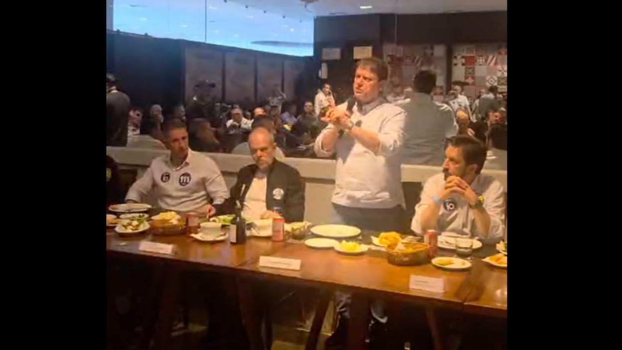 Tarcísio pede voto para Flávio Bolsonaro em almoço no Grande ABC