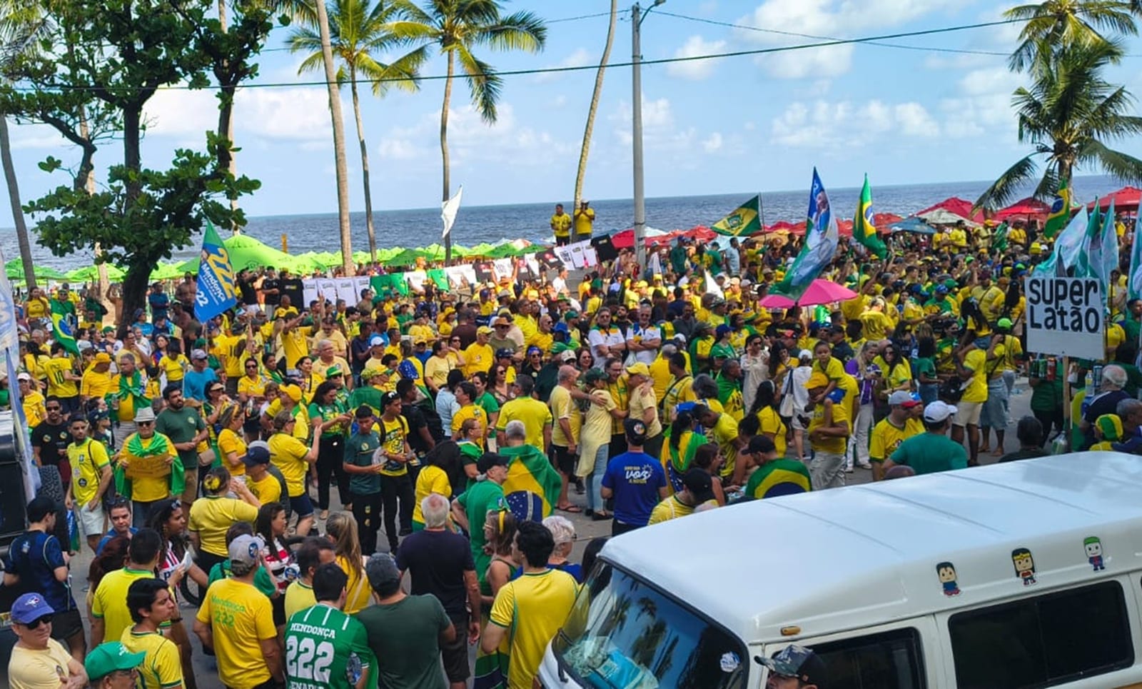 Protesto em Boa Viagem pede afastamento de Alexandre de Moraes