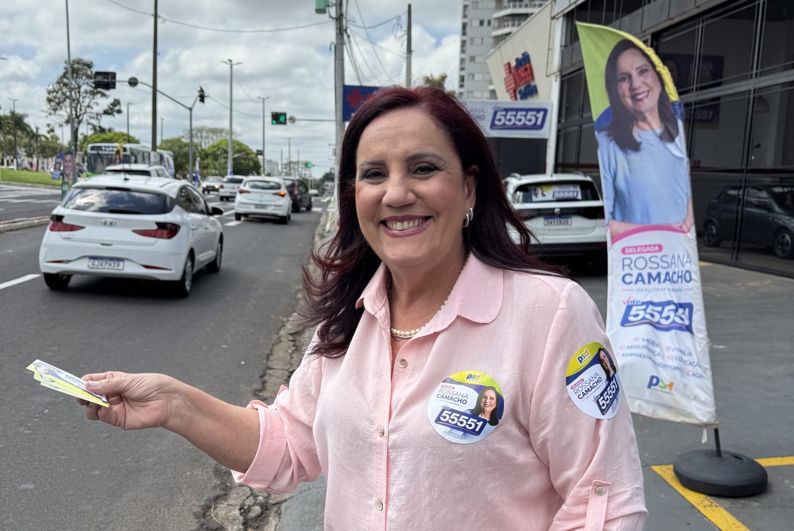 Rossana encerra campanha em Marília com panfletagem na avenida Tiradentes