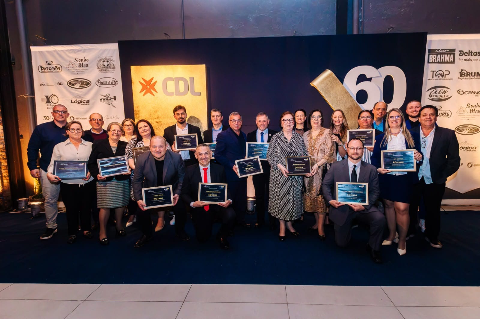 Jantar Décadas celebra 60 anos da CDL e homenageia empresas que ajudam a construir a história da região