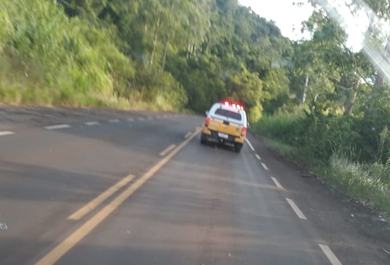 Caminhão carregado de leite tomba na RSC-472, entre Tenente Portela e Palmitinho