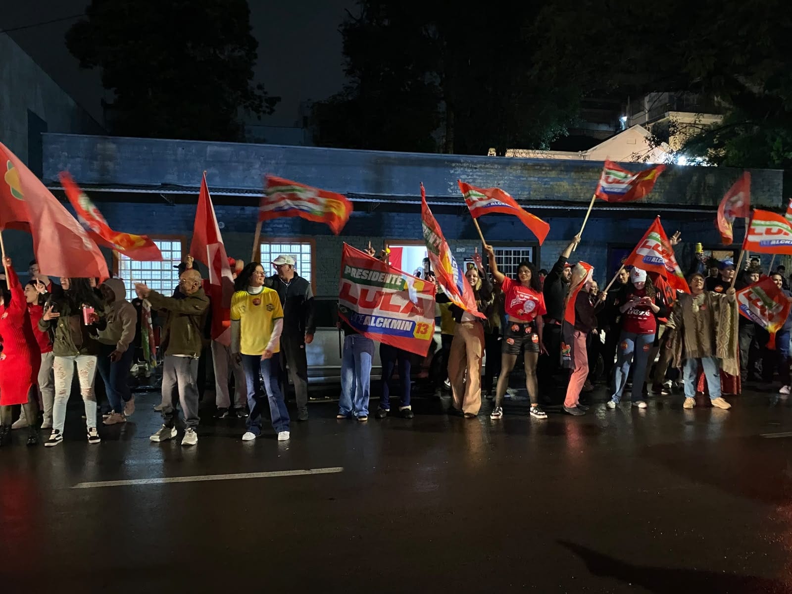 Aos gritos de “Lula lá”, apoiadores comemoram reeleição do petista em Farroupilha