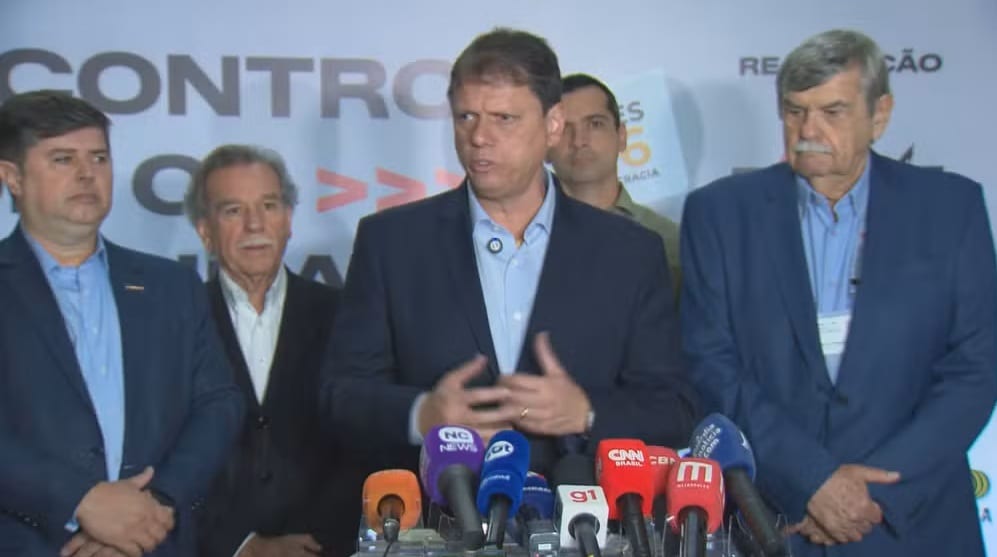 Tarcísio promete renovar benefício fiscal para transporte de cargas e defende pedágio free flow