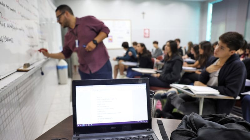 Pernambuco abre seleção para 24 profissionais da educação; salário chega a R$ 5.130