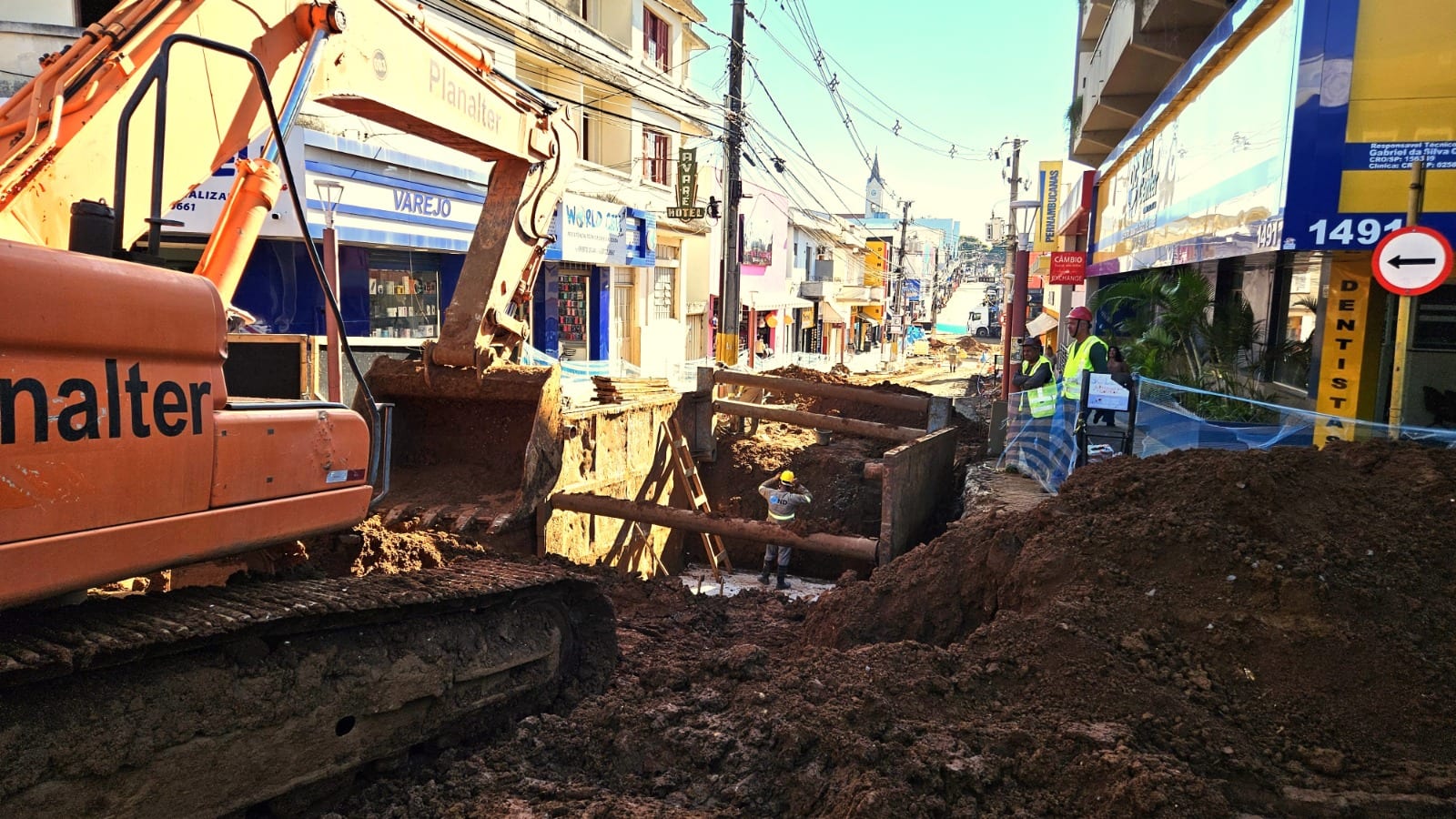 OBRA CONTRA ENCHENTES CHEGA AO CRUZAMENTO COM A RUA ALAGOAS EM AVARÉ