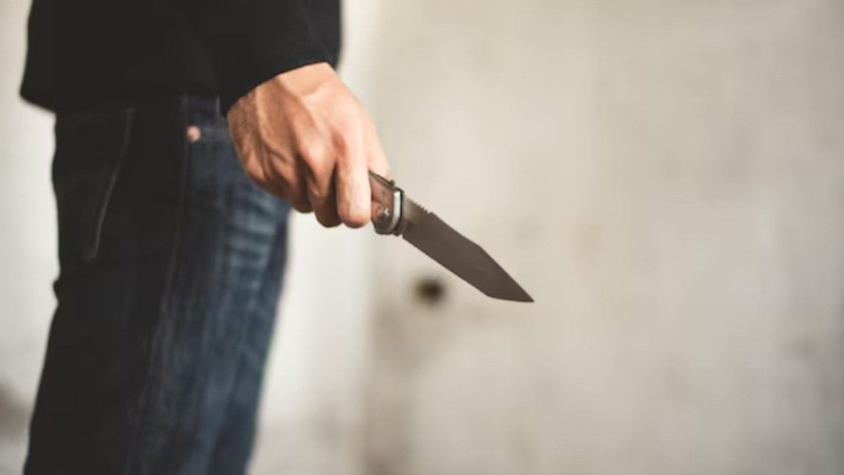 Discussão por política em bar termina com homem ferido a facadas e suspeitos foragidos em SC