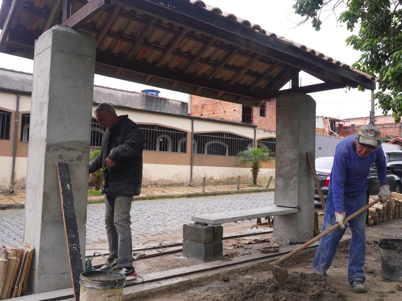 RP amplia zeladoria com construção de ponto de ônibus e novo acesso a campo de futebol