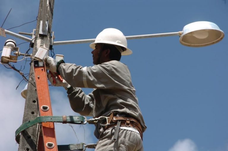 Nova lei vai regulamentar uso de postes por empresas de energia e telecom