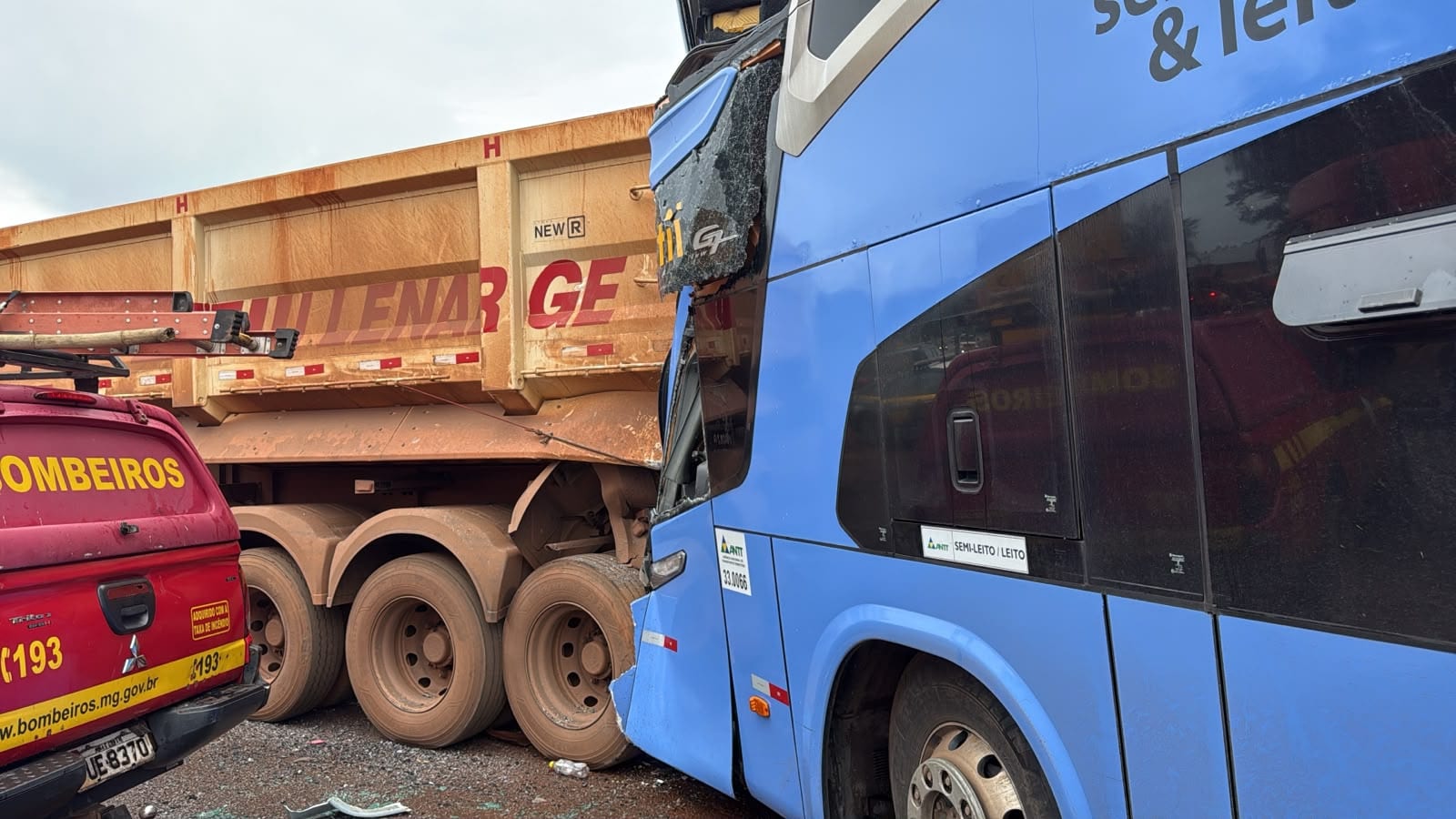 Acidente na BR-040: passageiro preso em colisão entre ônibus e caminhão