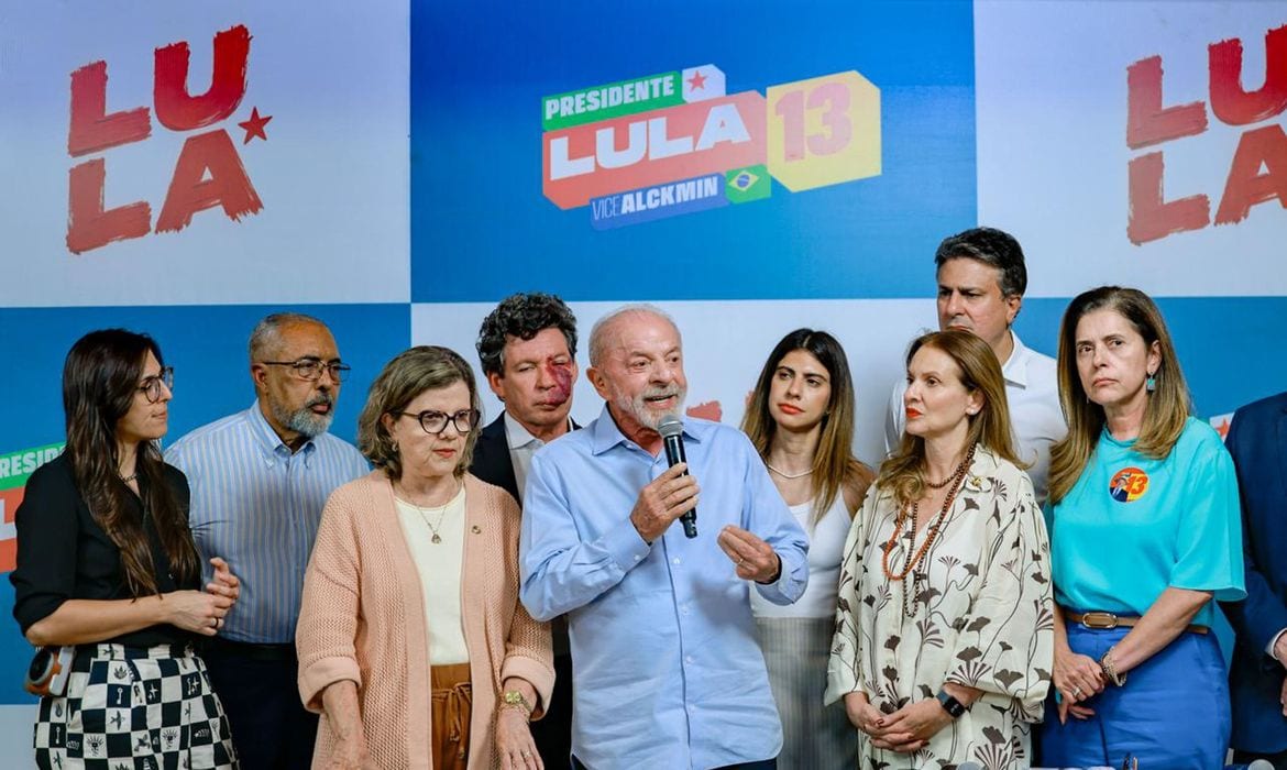 Lula celebra avanço do fim da escala 6×1 e critica plano de cortes de Flávio Bolsonaro