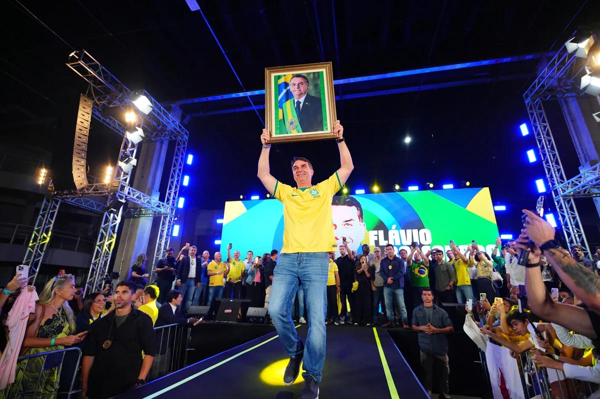 Flávio Bolsonaro não tem condições para ser o líder da oposição no exílio