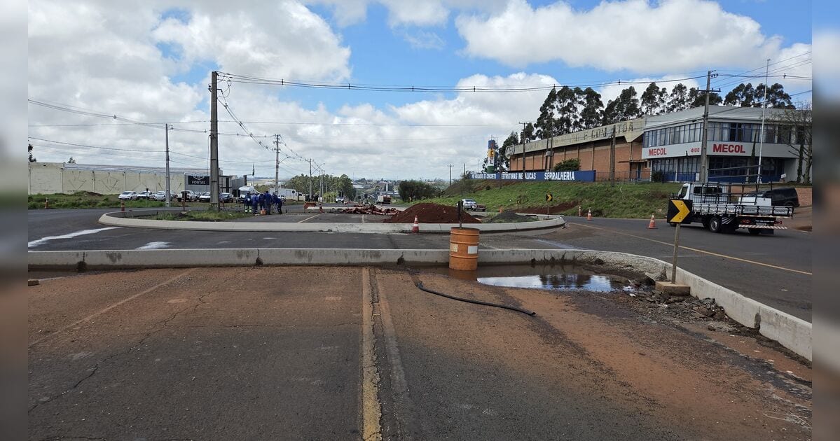 Prefeitura determina reforço da sinalização após acidente em rotatória