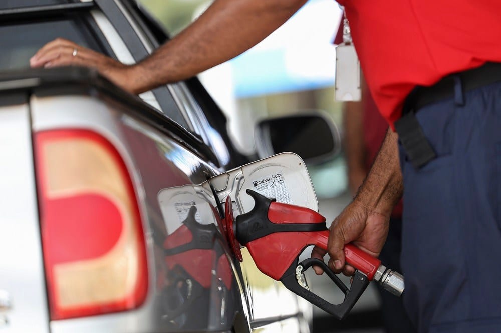 Às vésperas do 2º turno, governo Lula zera impostos federais da gasolina por um mês