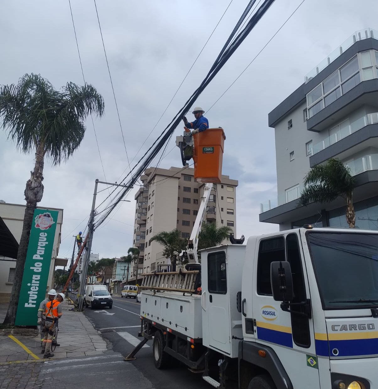 Ação de retirada de fios obsoletos ocorre nesta quinta-feira no centro de Farroupilha