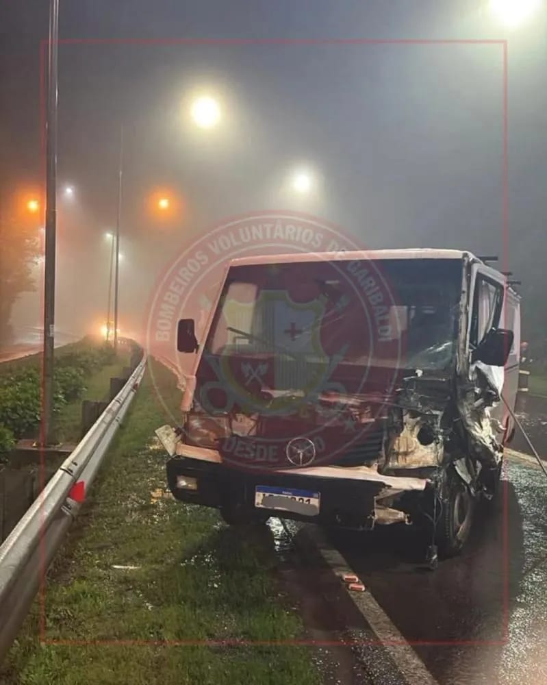 Colisão entre dois carros causa danos materiais na BR-470