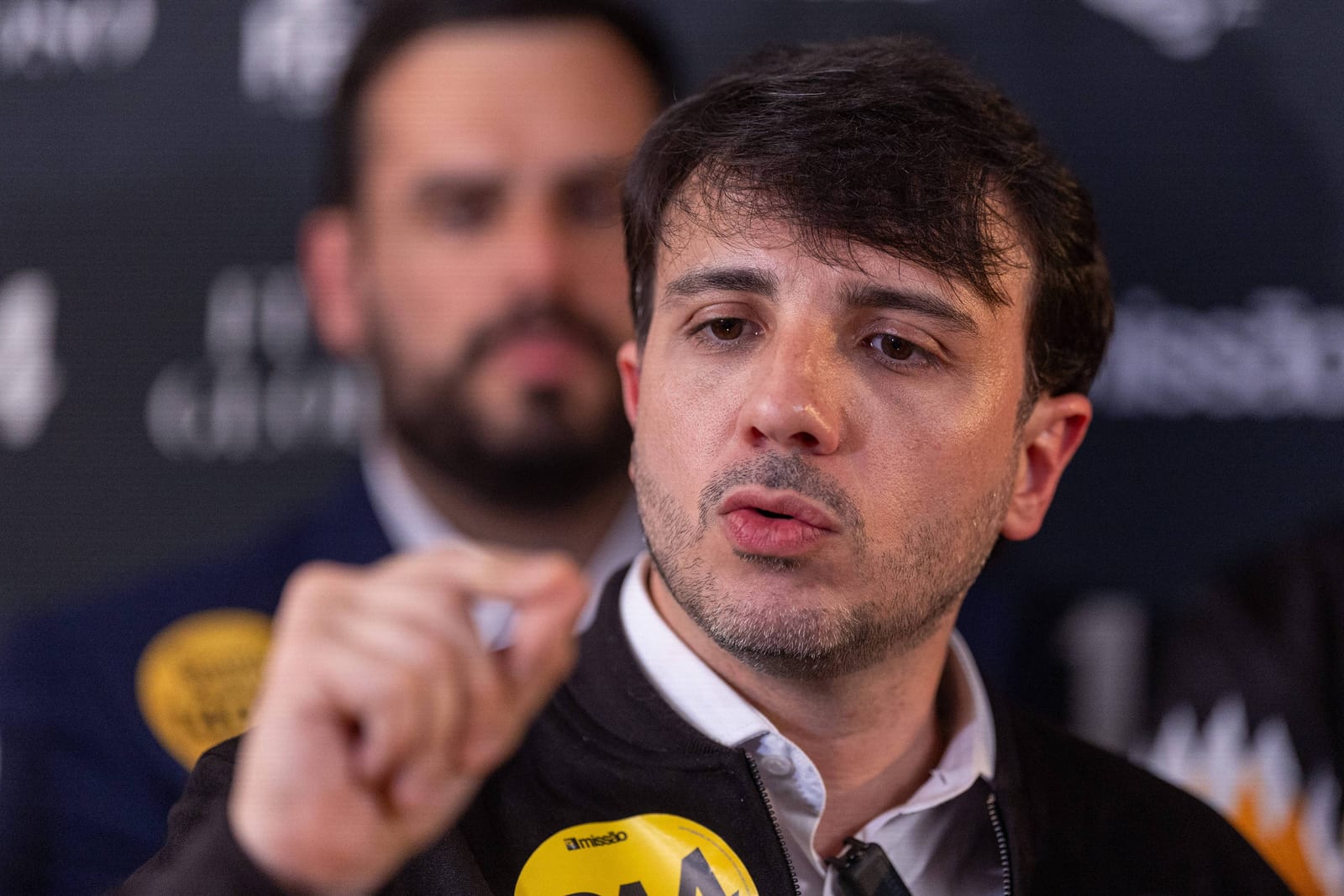Renan Santos modula discurso e interage com 'esquerdistas' como contraponto a Flávio