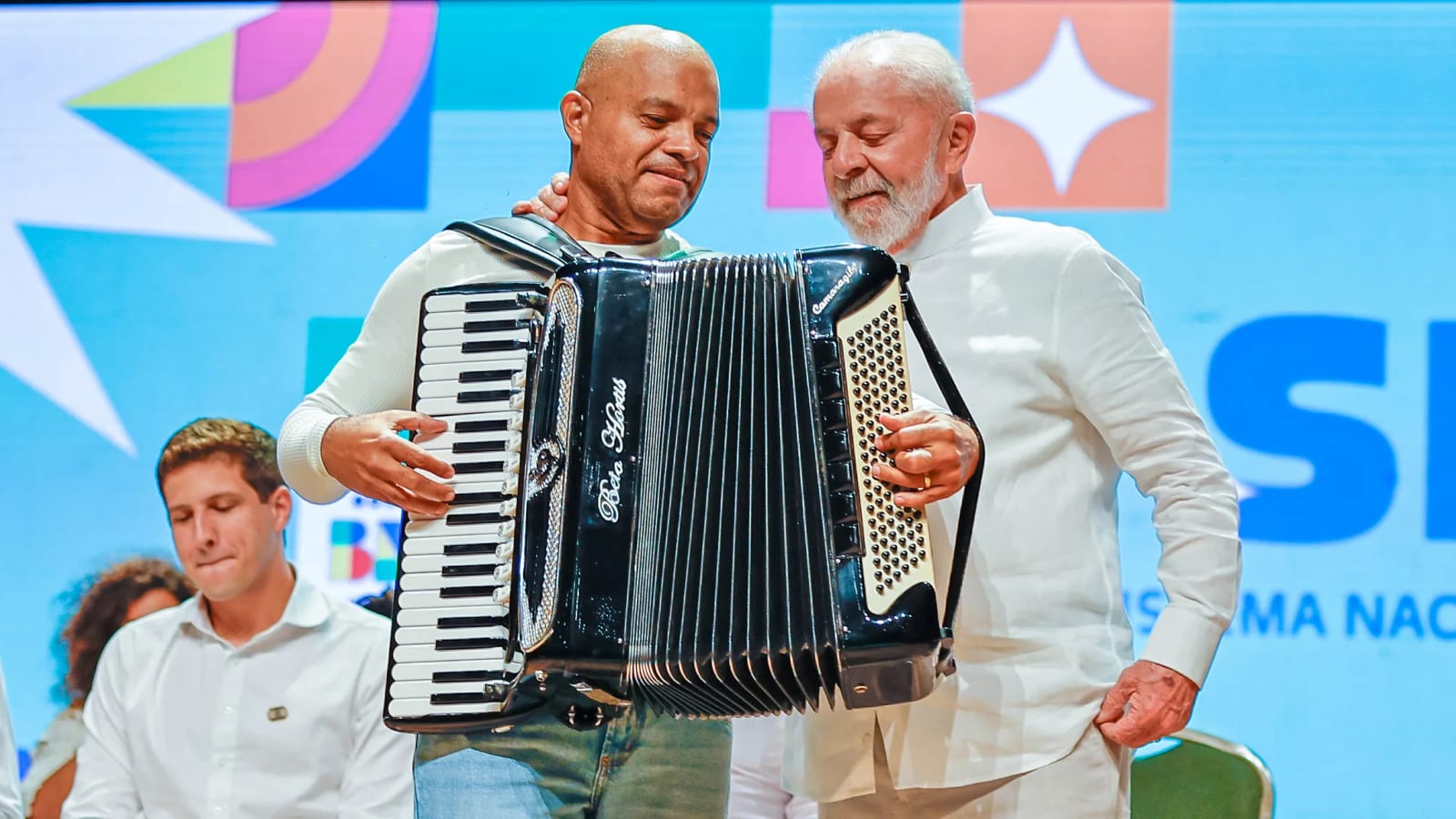 Caruaru (PE) tem festa de rua ao som de forró, neste domingo (1º), para celebrar a reeleição de Lula
