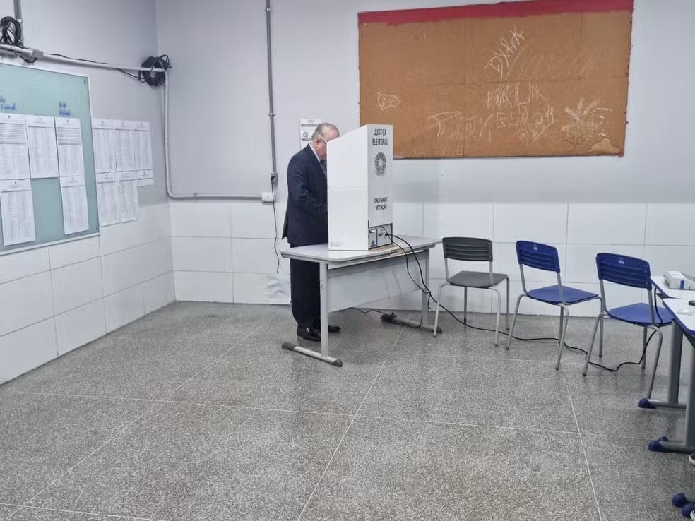 Presidente do STF ficou 50 minutos na fila para votar em Brasília