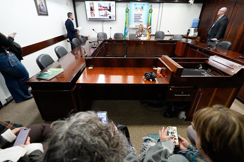 Comunidade rejeita Colégio Tiradentes na Escola Dr. João Fagundes