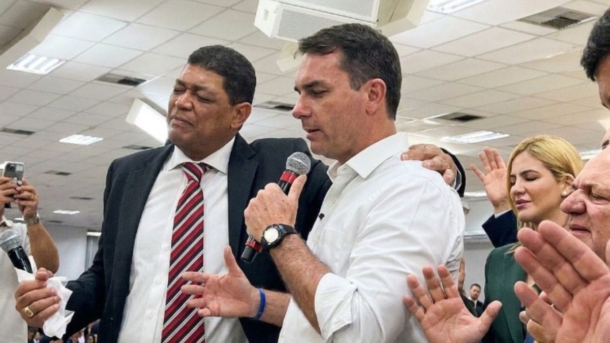 Flávio Bolsonaro chora e é consolado por Valdemiro Santiago em culto