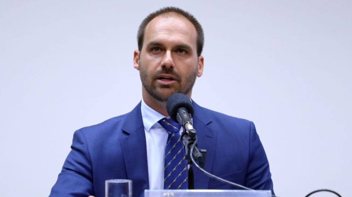 Eduardo Bolsonaro questiona urnas eletrônicas e defende que Flávio deixe o Brasil se perder eleição