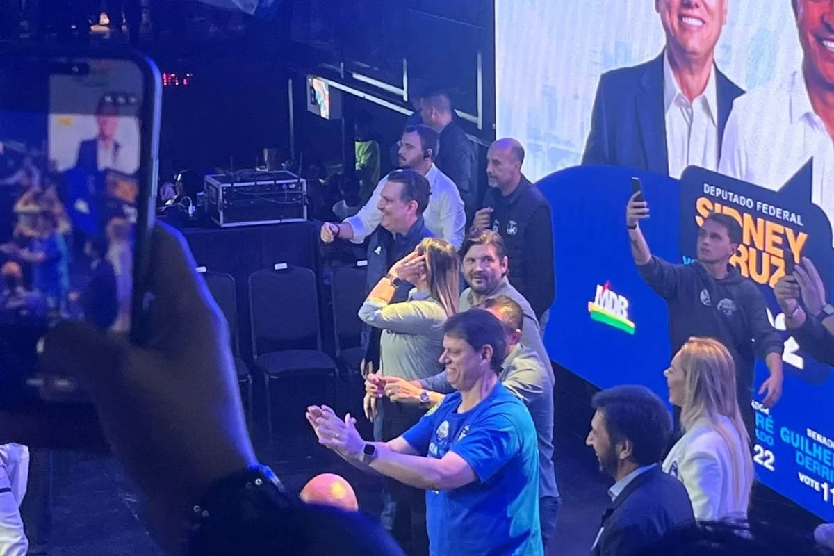 Tarcísio pede canto gospel a público e promete foco em habitação