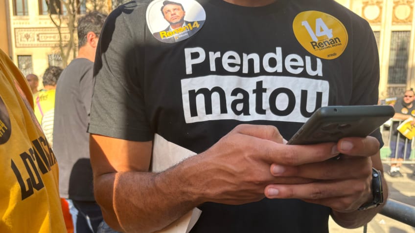 Renan Santos inicia campanha em SP com o grito 'prendeu, matou'