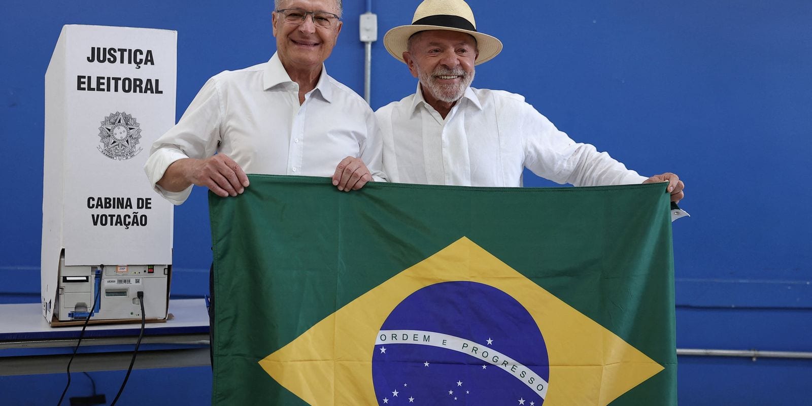 Mendonça dá 24h para remoção de posts sobre Lula e bandeira do Brasil