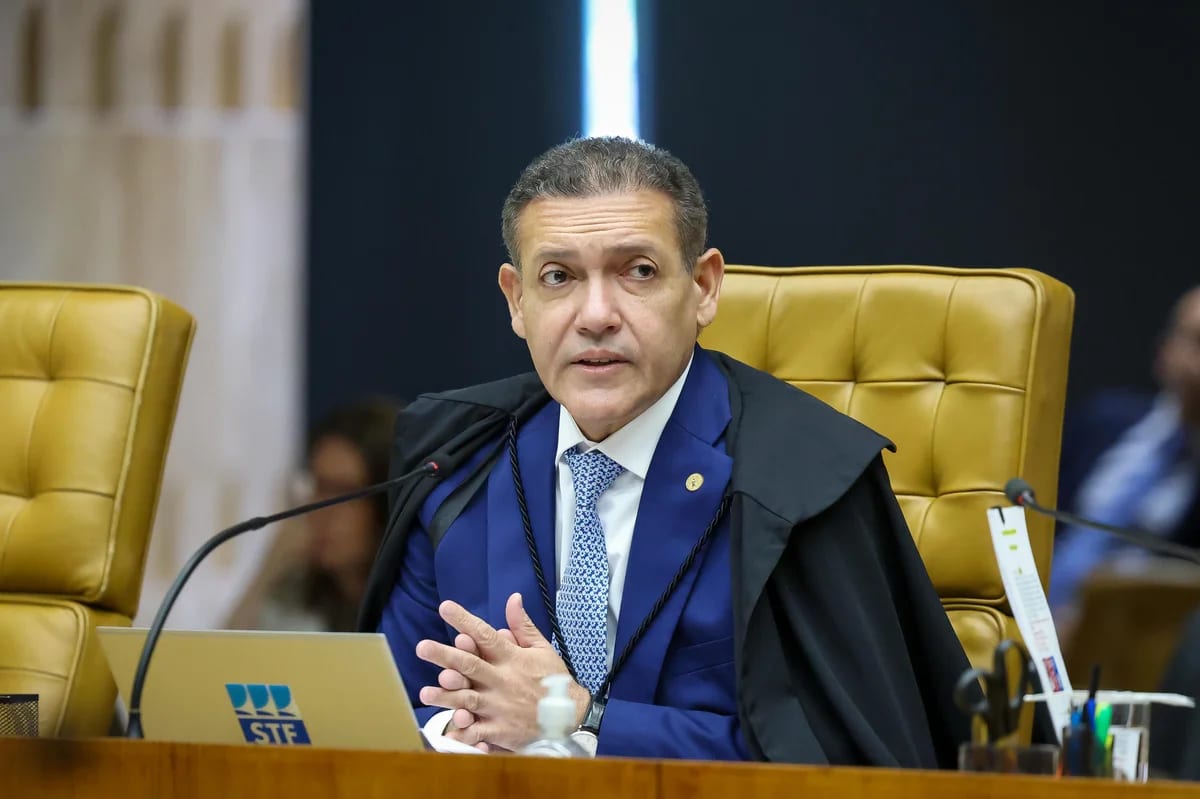 O banqueiro e o ministro pelados no baile