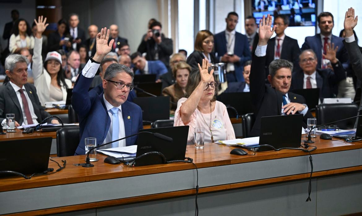 CCJ aprova texto-base da PEC da Segurança Pública (PEC 18/2025)