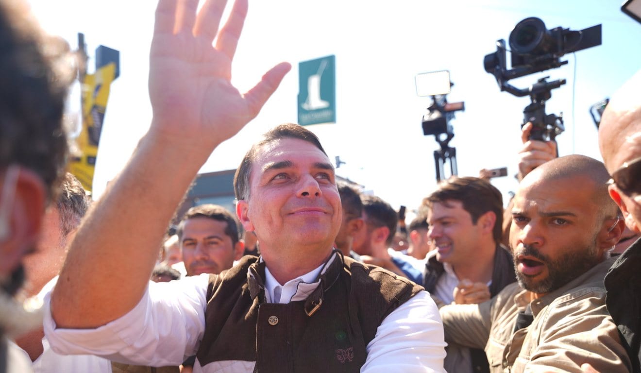 Aliados e advogados dizem estar sem contato com Flávio Bolsonaro desde segunda