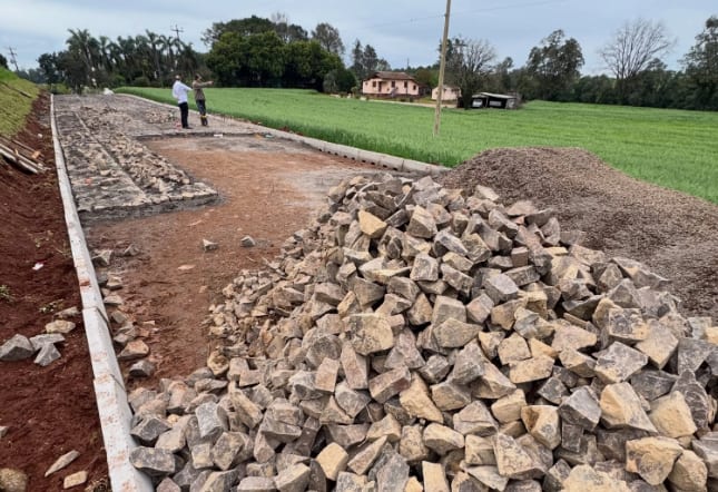 Ijuí faz calçamento em Linha Base; obras emergenciais em Boa Vista do Cadeado