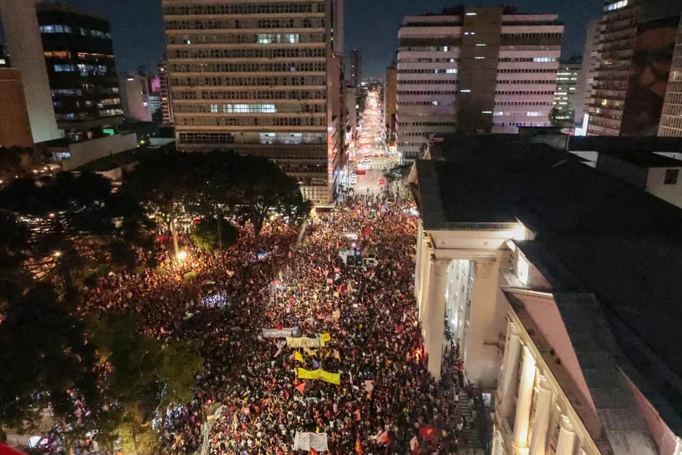 Estudantes lideram ato que leva milhares às ruas de Curitiba